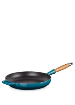 Le Creuset BRATPFANNE SIG 28CM DEEP TEAL 8 Le Creuset BRATPFANNE SIG 28CM DEEP TEAL -Köstliche Küche 0024147324386 3
