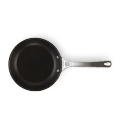 Le Creuset Signature 3-lagige Antihaft-Pfanne Niedrig -Köstliche Küche 514154 01 2 ProductImageExtra 6102af656e