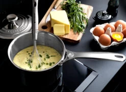 Le Creuset Signature 3-lagiger Topf Mit Deckel -Köstliche Küche 514168 01 4 EnvironmentImage af7cffddd1
