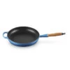 Le Creuset Pfanne Signature Azure ø 28 Cm / 2,6 Liter Emaillierte Antihaftbeschichtung -Köstliche Küche https3A2F2F944dbe8fb4c17d92e2cb d5054c5a52ec6ed10584f0eb5d8dd2be.ssl .cf3 .rackcdn.com2Fuploads2Fproduct2Fimages2F20258282200422