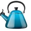 Le Creuset Wasserkessel Kone Deep Teal 1,6 Liter -Köstliche Küche https3A2F2F944dbe8fb4c17d92e2cb d5054c5a52ec6ed10584f0eb5d8dd2be.ssl .cf3 .rackcdn.com2Fuploads2Fproduct2Fimages2F40101026420000 1 2