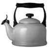 Le Creuset Wasserkessel Tradition Perlgrau 2,1 Liter -Köstliche Küche https3A2F2F944dbe8fb4c17d92e2cb d5054c5a52ec6ed10584f0eb5d8dd2be.ssl .cf3 .rackcdn.com2Fuploads2Fproduct2Fimages2F7405scr f35067076c91a07