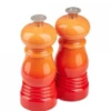 Le Creuset Mini Salz Und Pfeffermühlen Set Ofenrot 12,5 Cm -Köstliche Küche https3A2F2F944dbe8fb4c17d92e2cb d5054c5a52ec6ed10584f0eb5d8dd2be.ssl .cf3 .rackcdn.com2Fuploads2Fproduct2Fimages2FKnipsel 266