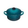 Le Creuset Mini Bräter Signature Deep Teal Ø10 Cm -Köstliche Küche https3A2F2F944dbe8fb4c17d92e2cb d5054c5a52ec6ed10584f0eb5d8dd2be.ssl .cf3 .rackcdn.com2Fuploads2Fproduct2Fimages2FP0 33935915 01 542081 jpg zoom1000 1