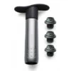 Le Creuset Weinvakuumpumpe Screwpull WA137 Mit Verschlüssen, 4 Teilig -Köstliche Küche https3A2F2F944dbe8fb4c17d92e2cb d5054c5a52ec6ed10584f0eb5d8dd2be.ssl .cf3 .rackcdn.com2Fuploads2Fproduct2Fimages2Fwijnpomp zilver 1