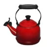 Le Creuset Wasserkessel Tradition Kirschrot 1,1 L -Köstliche Küche https3A2F2F944dbe8fb4c17d92e2cb d5054c5a52ec6ed10584f0eb5d8dd2be.ssl .cf3 .rackcdn.com2Fuploads2Fwebshop2Fle creuset fluitketel kersenrood 1.1l 0