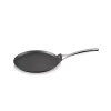 LE CREUSET, Aluminium-Antihaft Crepespfanne 24cm Schwarz -Köstliche Küche lecreuset aluminium antihaftcrepespfanne24cmschwarz 1 768 1024 75 7348136 1